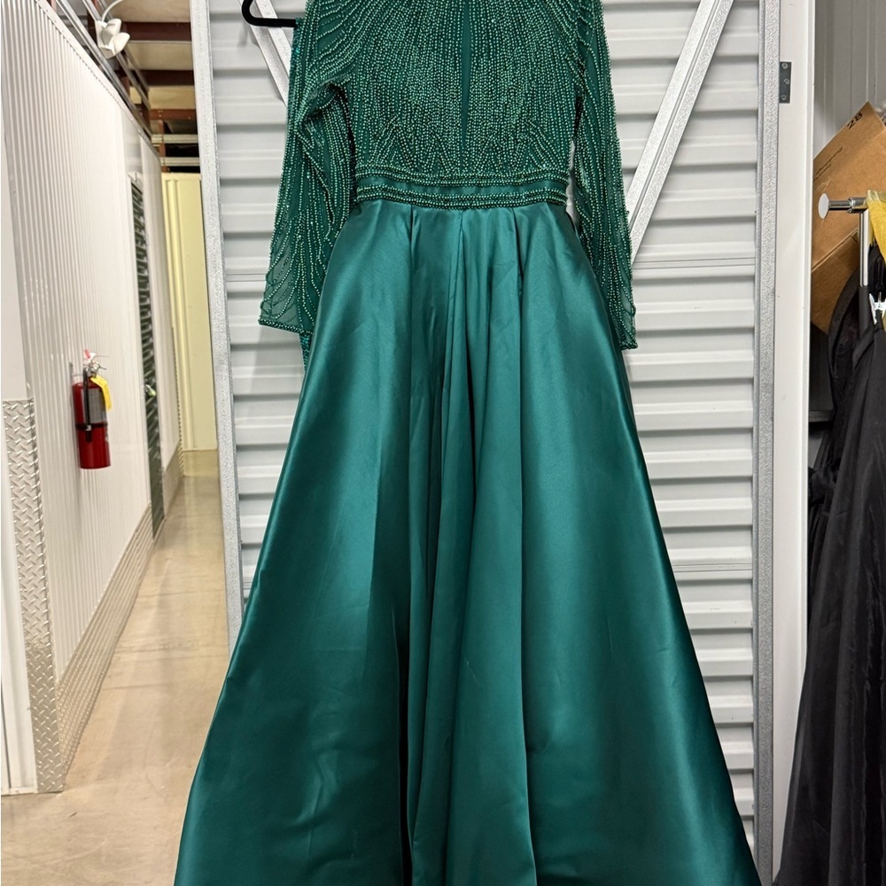 Elegant Green Long Sleeve Gown